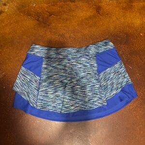 ATHLETA Workout skirt w built in shorts - Size: Medium, Color: Blues + Greens